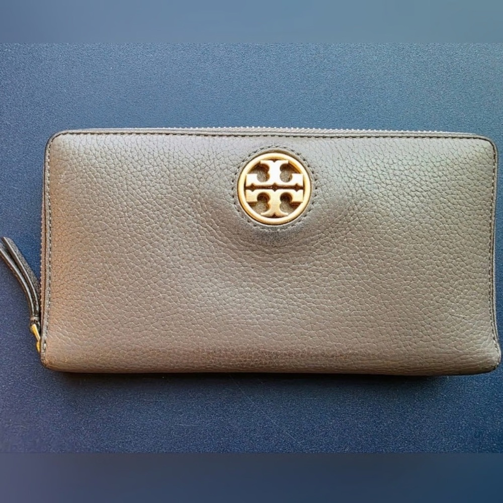 TORY BUTCH Carson Continental Leather Zippy Wallet